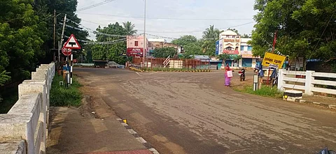 வெள்ளிக்கிழமை காலை வெயில் முகம் தெரிந்தபோது மானாமதுரை அண்ணாசிலை பகுதி