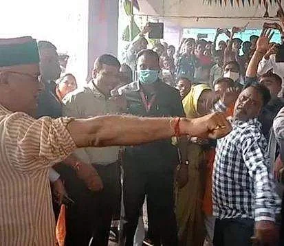 மக்கள் முன்னிலையில் முதல்வருக்கு சாட்டையடி