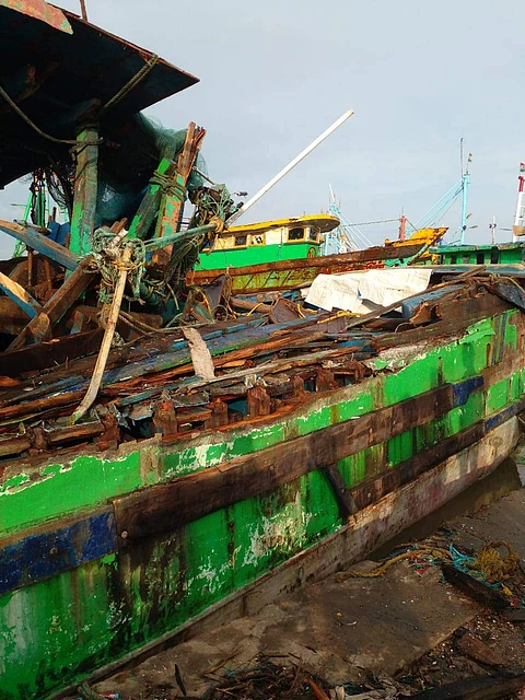 பழையார் துறைமுகம் அருகே நிறுத்தி வைக்கப்பட்டிருந்த விசைப்படகு ஒன்றோடொன்று மோதியதில் உடைந்தது நொறுங்கியது.