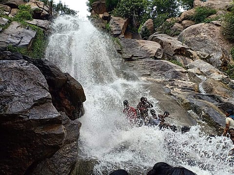 கடம்பூர் கழுங்குமலை நீர்வீழ்ச்சியில் கொட்டும் தண்ணீர்: குளித்து மகிழ குவியும் மக்கள்
