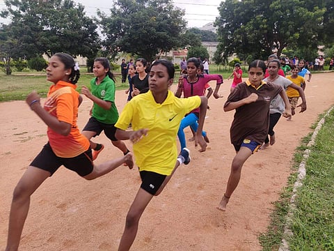 மாவட்ட அளவிலான தடகள போட்டியில் பங்கேற்ற மாணவிகள்.
