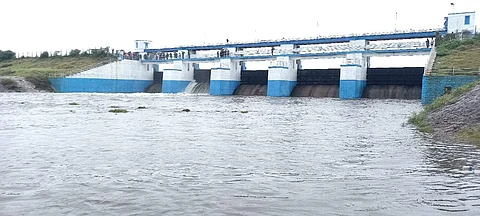 செம்பரம்பாக்கம் ஏரியில் இருந்து வெளியேறும் உபரி நீர்.