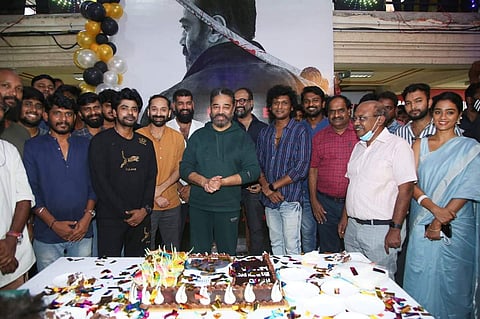 உலக நாயகன் கமலஹாசன் நடிப்பில் உருவாகி வரும் ‘விக்ரம்’ படக்குழுவினருடன் கேக் வெட்டி கொண்டாடிய கலைஞன்.