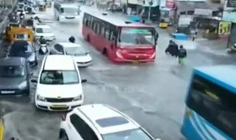 சென்னையில் கனமழையில் ஊர்ந்து செல்லும் பேருந்து, கார்கள்.