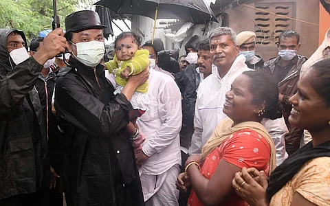 அன்னை சத்யா நகரில் மழைநீர் தேங்கியுள்ள குடியிருப்புகளுக்கு நேரில் சென்று பார்வையிட்டு, அப்பகுதி மக்களுக்கு தேவைப்படும் உதவிகள் குறித்தும் கேட்டறிந்து நலம் விசாரித்தார் முதல்வர் மு.க. ஸ்டாலின்.