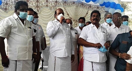 ஜோலாா்பேட்டை எம்எல்ஏ அலுவலகத்தைத் திறந்துவைத்த அமைச்சா் எ.வ.வேலு. உடன், எம்எல்ஏ க.தேவராஜி.