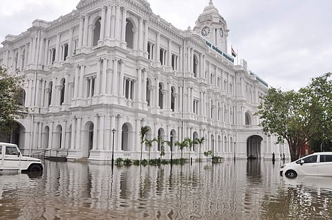 வெள்ளத்தால் சூழப்பட்ட சென்னை மாநகராட்சி ரிப்பன் மாளிகை.
