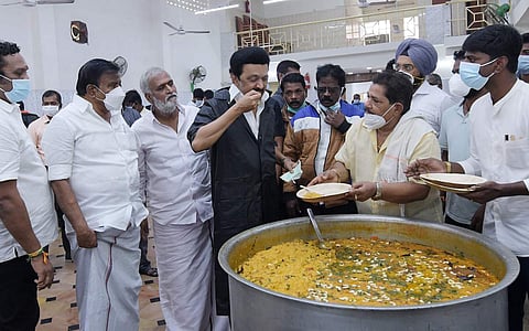சென்னையில் முதல்வர் மு.க.ஸ்டாலின் தொடர்ந்து மூன்றாவது நாளாக ஆய்வு மேற்கொண்டார். கொளத்தூரில் கனமழையால் பாதிக்கப்பட்ட மக்களுக்கு உணவு மற்றும் நிவாரண உதவிகளை வழங்கிய முதல்வர் மு.க. ஸ்டாலின்.