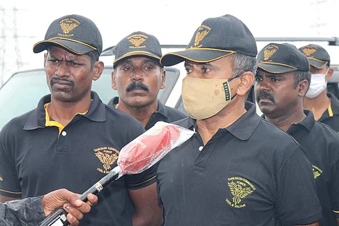 புழல் ஏரியில் இருந்து உபரி நீர் திறந்து விடப்பட்டதால், கால்வாய் பகுதியை தமிழ்நாடு கமாண்டோ படை எஸ்.பி. ஜெயசந்திரன் நேரில் சென்று ஆய்வு செய்தார்.