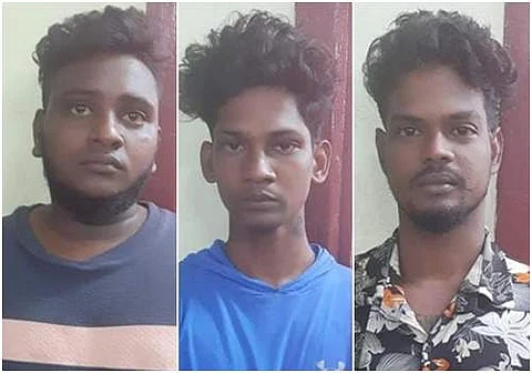 தனியார் பேருந்தை வழிமறித்து பேருந்து ஓட்டுநர், நடத்துநரை கத்தியால் வெட்டிவிட்டு தப்பியோடியவர்கள்.