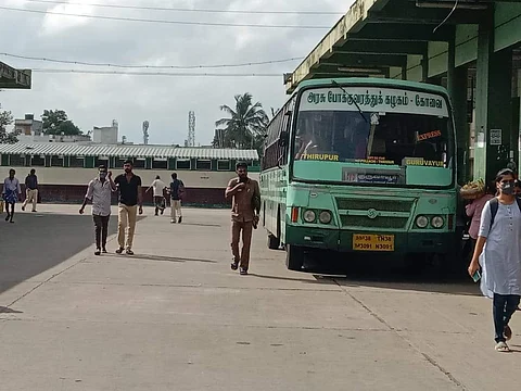 பொள்ளாச்சி பேருந்து நிலையத்திலிருந்து கேரளா செல்லும் பேருந்துகள்.