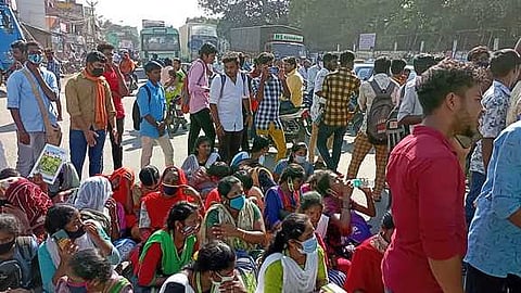 கூடுதல் பேருந்துகளை இயக்கக் கோரி அரசுக் கல்லூரி மாணவா்கள் சாலை மறியல்