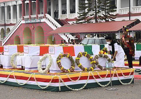 வெலிங்டன் ராணுவ மைதானத்தில் வைக்கப்பட்டிருந்த உயிரிழந்தவர்களின் உடலுக்கு முதல்வர் மு.க.ஸ்டாலின் அஞ்சலி செலுத்தினார் (கோப்புப்படம்).