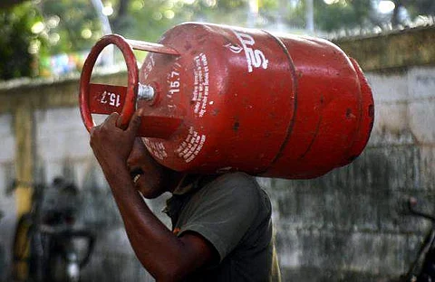 சிலிண்டர் விலையைக் குறைக்கச் சொன்னால்.. எடையைக் குறைக்கிறார்களா?