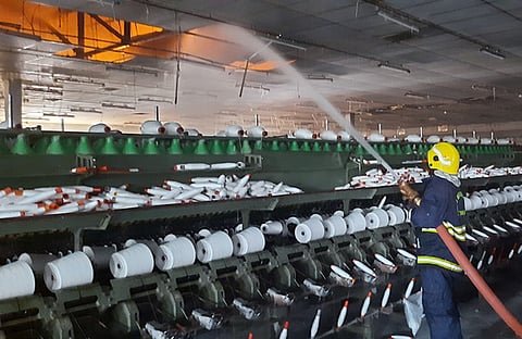 மின் கசிவால் நூற்பாலையில் தீ விபத்து