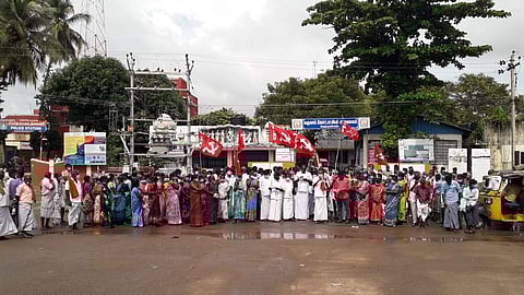 ஆர்ப்பாட்டத்தில் ஈடுபட்ட நூறுநாள் வேலை திட்டத் தொழிலாளர்கள். 