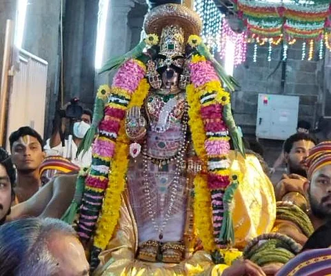 ஸ்ரீரங்கத்தில் பரமபதவாசல் திறப்பு நிகழ்வை முன்னிட்டு மூலஸ்தானத்திலிருந்து ராஜமகேந்திரன் சுற்று வழியாக பரமபதவாசல் நோக்கி செவ்வாய்க்கிழமை அதிகாலை 3.30 மணிக்கு  புறப்பட்டு சென்ற நம்பெருமாள்.