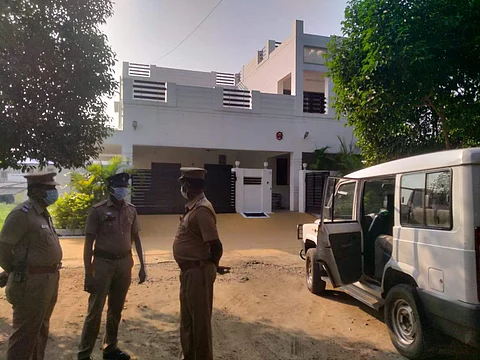 ஈரோடு குமலன் குட்டை கணபதி நகரில் தங்கமணியின் உறவினரான சின்னத்துரை வீட்டின் முகப்பில் போலீஸ் பாதுகாப்புடன் நிற்கின்றனர்.