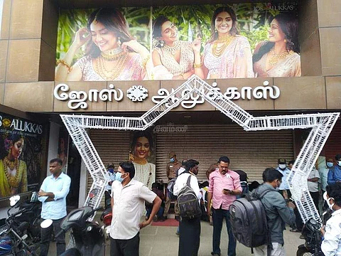 வேலூரில் பிரபல நகைக் கடையில் சுவரில் துளையிட்டு திருட்டு