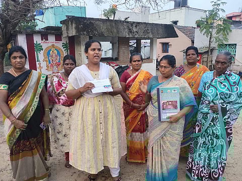 ஆட்சியரிடம் புகார் அளிக்கவும் முடிவு செய்துள்ள மகளிர் சுய உதவிக்குழுவைச் சேர்ந்தவர்கள்.
