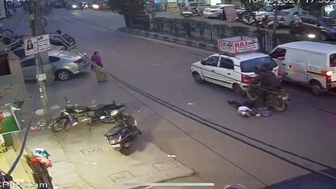 பெண்ணை சாலையில் 100 மீட்டர் இழுத்துச் சென்ற செல்போன் கொள்ளையர்கள்