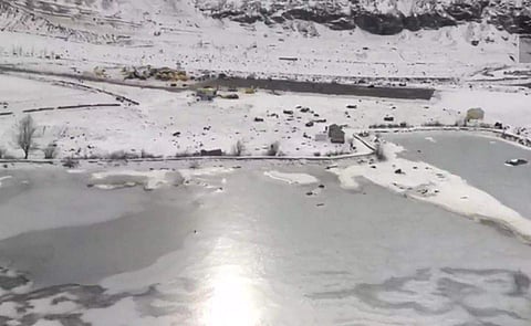 இமாச்சலில் கடும்குளிர்: ஏரி உறைந்தது