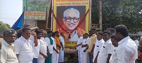 திருப்புவனத்தில் ஒன்றிய, நகர திமுக சார்பில் பேராசிரியர் க.அன்பழகன் உருவப்படத்துக்கு மாலை அணிவித்து மரியாதை செலுத்தப்பட்டது.