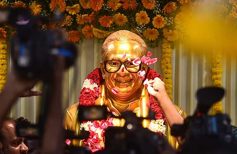 சென்னை நந்தனத்தில் உள்ள ஒருங்கிணைந்த நிதித்துறை வளாகத்தில் அமைக்கப்பட்டுள்ள அவரது சிலையை திறந்து வைத்த முதல்வா் மு.க. ஸ்டாலின்.