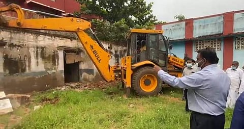 கம்பம் ஊராட்சி ஒன்றிய நடுநிலைப்பள்ளியில் பயன்பாடற்ற வகுப்பு கட்டடங்கள் ஜேசிபி இயந்திரம் மூலம் இடிக்கப்பட்டது.