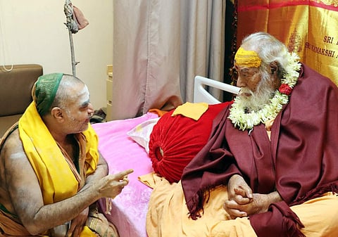பெங்களூரில் துவாரகா மடத்தின் பீடாதிபதி ஸ்ரீஸ்வரூபானந்த மஹராஜை சந்தித்து உடல் நலம் விசாரிக்கும் காஞ்சி சங்கராச்சாரியார் விஜயேந்திர சரஸ்வதி சுவாமிகள்
