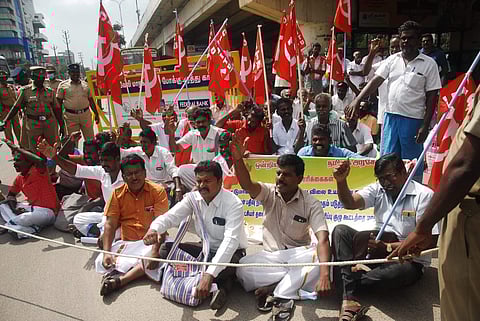 சாலை மறியல் போராட்டத்தில் பங்கேற்றோர்.