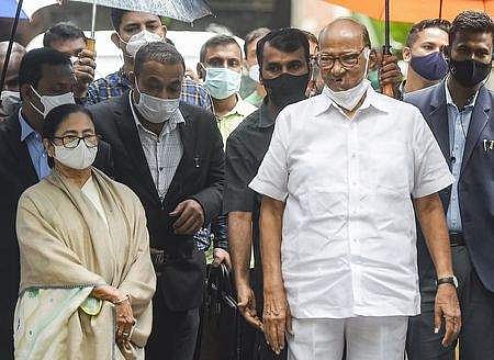 மும்பையில் தேசியவாத காங்கிரஸ் தலைவா் சரத் பவாரை புதன்கிழமை சந்தித்த மேற்கு வங்க முதல்வா் மம்தா பானா்ஜி.