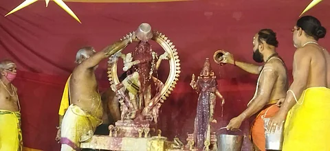 கொங்கு ஏழு சிவதலங்களுள் முதன்மை வாய்ந்த சிவஸ்தலமான அவிநாசிலிங்கேசுவரர் கோவிலில் ஆருத்ரா தரிசன விழாவில் நடைபெற்ற மகா அபிஷேகம்.