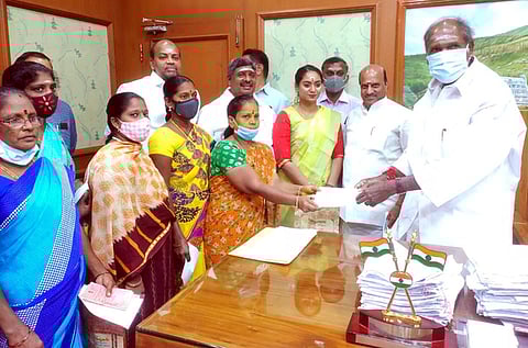 புதுவை சட்டப்பேரவை வளாகத்தில் ரூ.5000 மழை நிவாரண நிதி வழங்கும் திட்டத்தைத் தொடக்கிவைத்த முதல்வா் என்.ரங்கசாமி. உடன் அமைச்சா்கள் க.லட்சுமிநாராயணன், சந்திர பிரியங்கா உள்ளிட்டோா்.