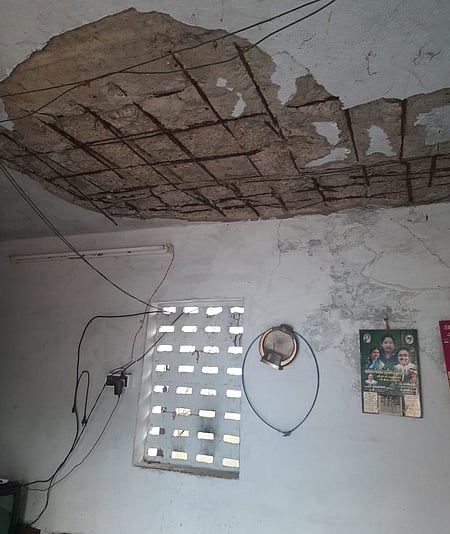 புலிவலம் கிராமத்தில் மேற்புற கான்கிரீட் சுவா் இடிந்து விழும் நிலையிலுள்ள தொகுப்பு வீடு.