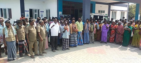 மாதம் ஊதியம் கேட்டு அரியலூர் நகராட்சி அலுவலகத்தை முற்றுகையிட்டு போராட்டத்தில் ஈடுபட்டு வரும் ஒப்பந்த தூய்மைப் பணியாளர்கள்.
