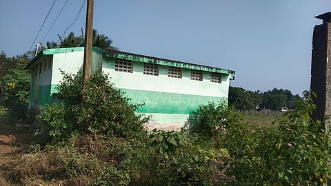 எருக்கூா் கிராமத்தில் பயனற்று கிடக்கும் மகளிா் சுகாதார வளாக கட்டிடம்.