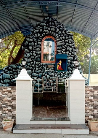 புதுப்பிக்கப்பட்டு காட்சியளிக்கும் லூா்து அன்னை குகை வடிவ பீடம்.