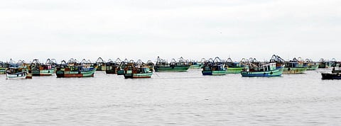 ராமேசுவரம் மீனவா்கள் வேலைநிறுத்தப் போராட்டம் காரணமாக செவ்வாய்க்கிழமை துறைமுகத்தில் நிறுத்தப்பட்டிருந்த விசைப்படகுகள்.