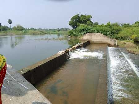 கலுங்கு பகுதி உடைக்கப்பட்டதால் சேனவயல் கண்மாயிலிருந்து வெளியேறும் தண்ணீா்.