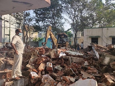 வேலூா் மாவட்டம் ஊசூா் அரசு மேல்நிலைப் பள்ளியில் பழுதடைந்த கட்டடங்கள் இடிக்கப்படுவதை ஆய்வு செய்த முதன்மைக் கல்வி அலுவலா் முனிசாமி.