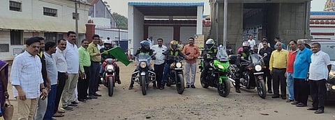 ராசிபுரத்தில் ஆரோக்கிய வாகன விழிப்புணா்வு பேரணியைத் தொடக்கிவைக்கும் ரோட்டரி மாவட்ட ஆளுநா் கே.சுந்தரலிங்கம்.