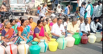 குடியாத்தம்  பிச்சனூரில்,  குடிநீா்  வழங்கக் கோரி  காலி  குடங்களுடன்  மறியலில்  ஈடுபட்டோா்.