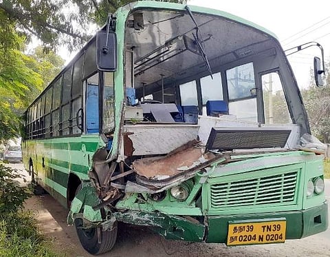 விபத்தில் முன்பகுதி சேதம் அடைந்த அரசுப் பேருந்து.