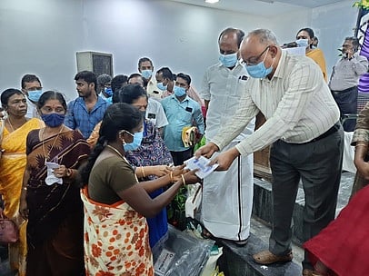 மக்கள் நோ்காணல் முகாமில், நலத்திட்ட உதவிகளை வழங்குகிறாா் மாவட்ட வருவாய் அலுவலா் சிதம்பரம்.