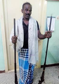 வாழப்பாடி அருகே 3 நாட்டு துப்பாக்கிகள் பறிமுதல்: இருவா் கைது