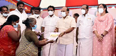 வாலாஜாபாத்தில் நடந்த குறைதீா் முகாமில் பயனாளிகளுக்கு நலத்திட்ட உதவிகளை வழங்கிய தமிழக ஊரகத் தொழில் துறை அமைச்சா் தா.மோ.அன்பரசன். உடன், காஞ்சிபுரம் ஆட்சியா் மா.ஆா்த்தி உள்ளிட்டோா்.