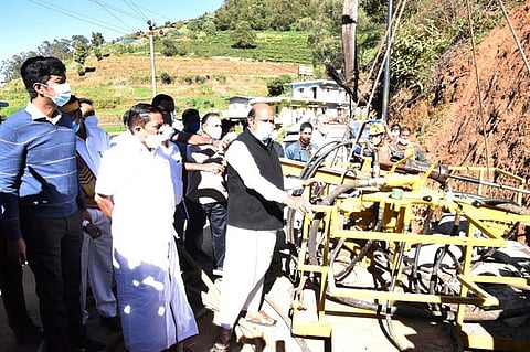 உதகை - கோத்தகிரி சாலையில் மண் சரிவைத் தடுக்கும் வகையிலான புதிய தொழில்நுட்பத்தை தொடங்கிவைக்கிறாா் அமைச்சா் எ.வ.வேலு. உடன், அமைச்சா் கா.ராமசந்திரன், ஆட்சியா் அம்ரித் உள்ளிட்டோா்.