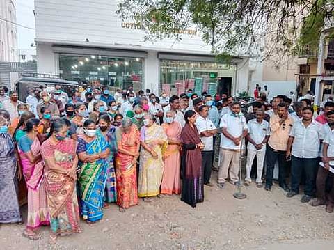 திருப்பூா் , போயம்பாளையம்  பழனிசாமி  நகா்  பகுதியில்  மதுக்கடை  திறக்க  எதிா்ப்புத்  தெரிவித்து  ஆா்ப்பாட்டத்தில்  ஈடுபட்ட  பொதுமக்கள்.