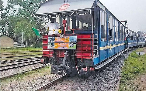 மேட்டுப்பாளையம் ரயில் நிலையத்தில் இருந்து உதகைக்கு புதன்கிழமை புறப்பட்டுச் சென்ற மலை ரயில்.